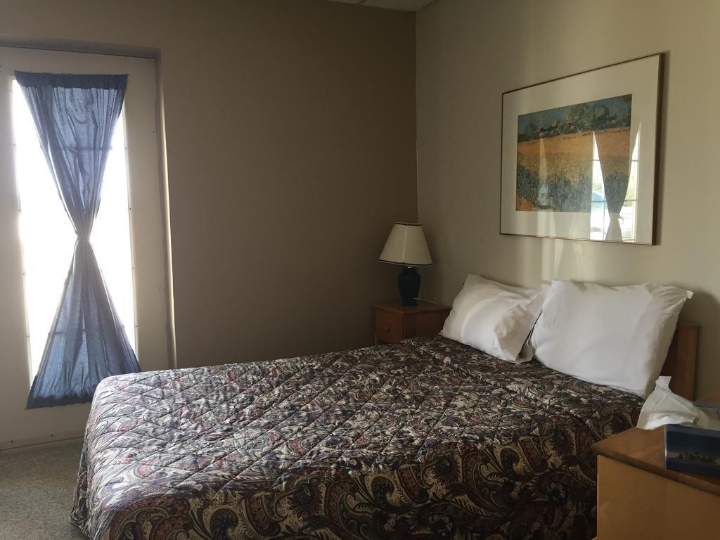 North Adventure Inn Cochrane Dış mekan fotoğraf